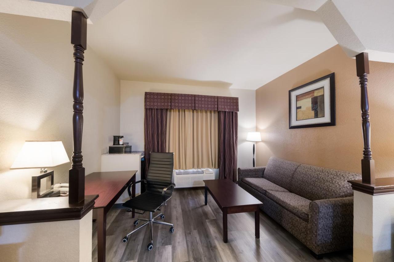 Quality Inn & Suites Terrell Exterior photo